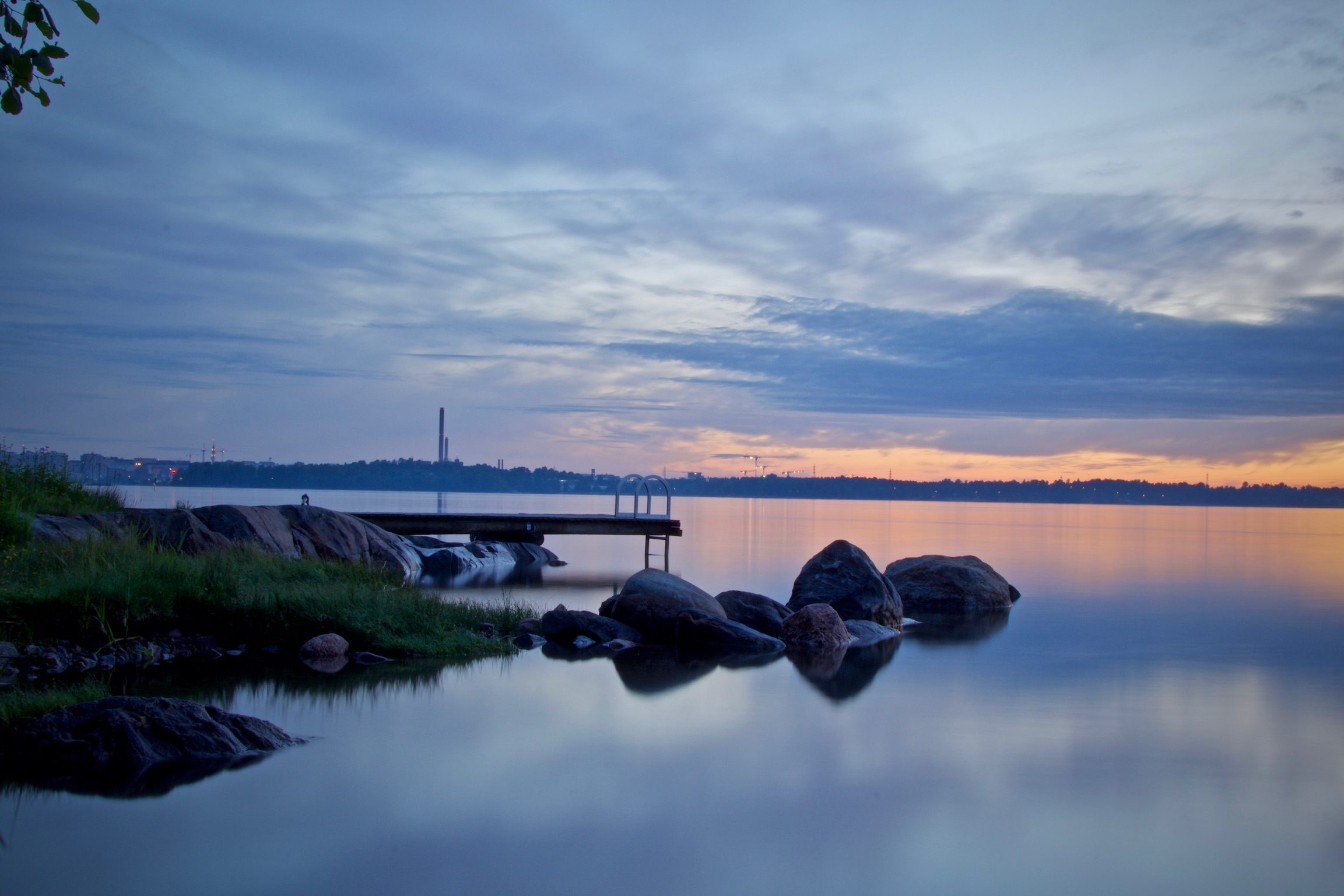 Helsingin siluetti hämärässä saaren rannalta
