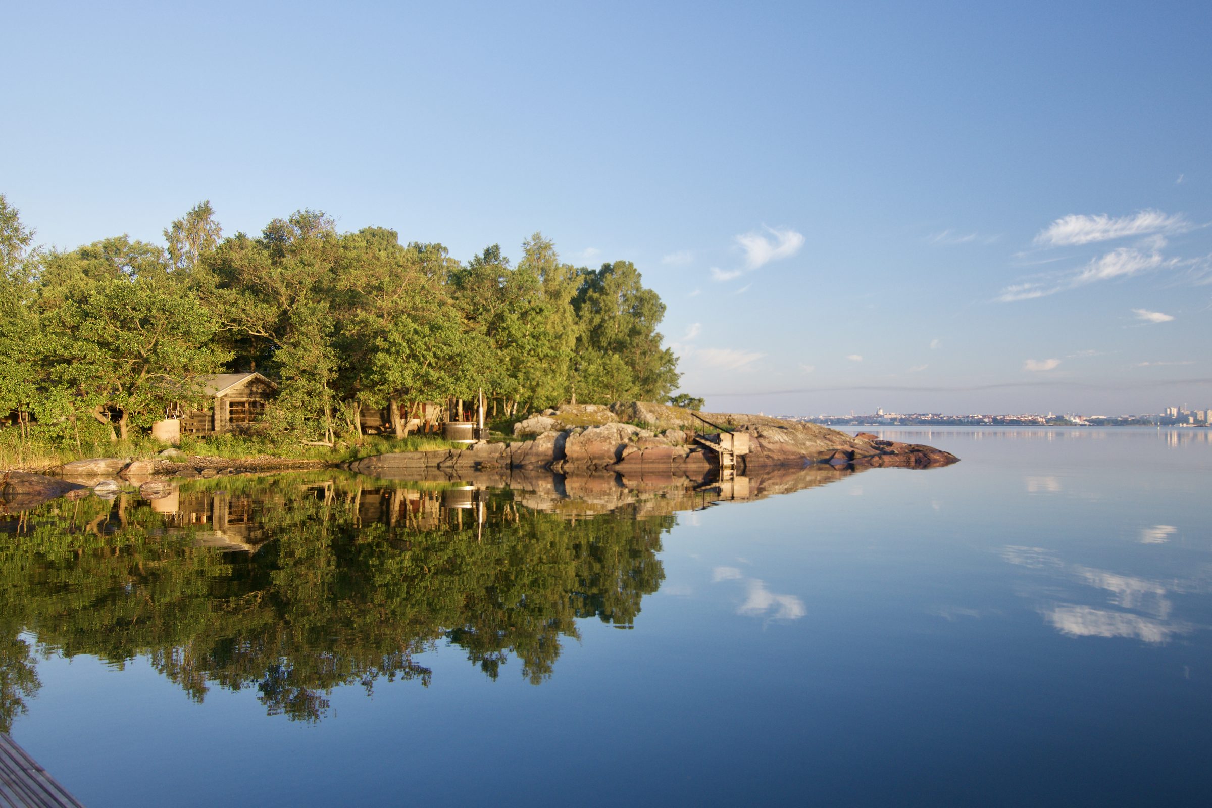 Saunasaari sumutyynessä meressä, Helsingin siluetti taivaanrannassa